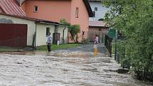 Lidé na Novojičínsku se v úterý odpoledne opět báli. Zejména v Novém Jičíně-Žilině, Mořkově a Životicích u Nového opět hrozily záplavy kvůli rozvodněné řece Jičínce.