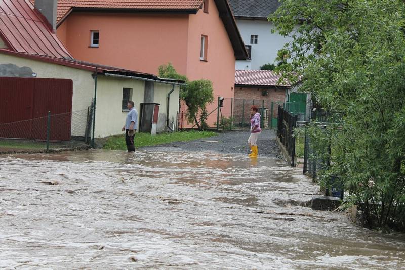 Lidé na Novojičínsku se v úterý odpoledne opět báli. Zejména v Novém Jičíně-Žilině, Mořkově a Životicích u Nového opět hrozily záplavy kvůli rozvodněné řece Jičínce.