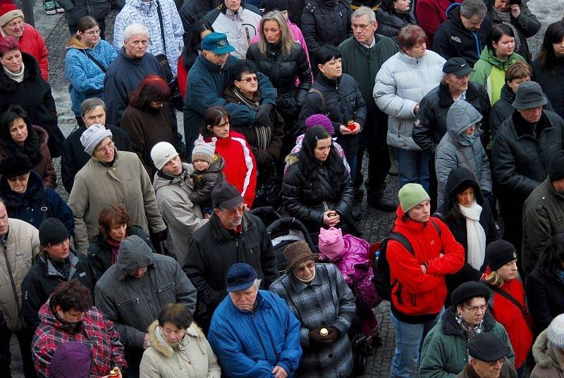 S úderem nedělní patnácté hodiny začala na frenštátském náměstí ekumenická bohoslužba za oběti výbuchu panelového domu v ulici 6. května.