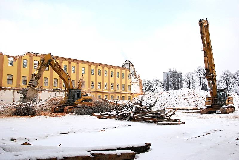 Od "Tabačky" k OC Tabačka. Objekty původní tabákové továrny v Novém Jičíně začaly mizet ze zemského povrchu před deseti lety. Dnes je v místě obchodní centrum.