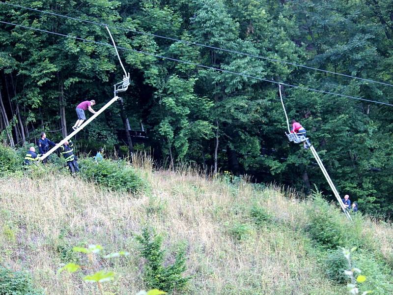 Záchrana lidí z lanovky ve Frenštátě pod Radhoštěm. 