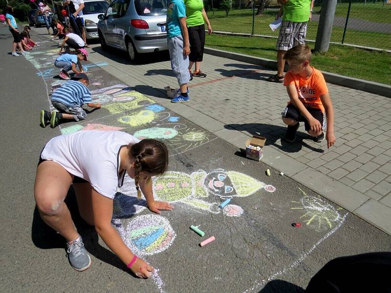 První červnová sobota se v Šenově u Nového Jičína nesla ve znamení oslav. U příležitosti dětského dne tam slavnostně otevřeli nově vybudované sportoviště, které nabízí dětem i dospělým rozmanité prvky.