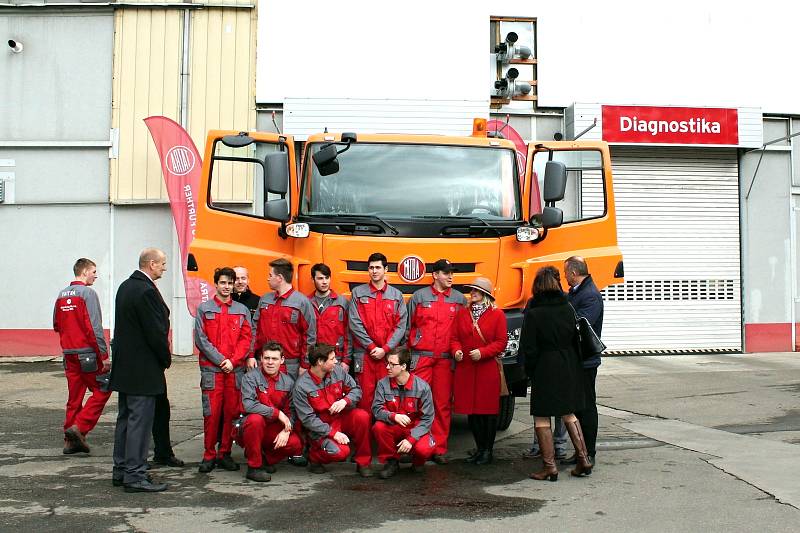 Tatru Phoenix 4x4 sestavila desítka studentů z Třebíče. Tatra bude jezdit pro Krajskou správu a údržbu silnic Vysočina.