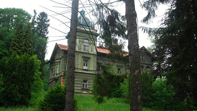 V takovém stavu město Nový Jičín Hückelovy vily v roce 2016 koupilo.