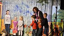 Desítky dětí si v pondělí 7. října užily zábavy v kulturním domě v Příboře. Jeho pódium se na chvíli proměnilo na kouzelný palouček.