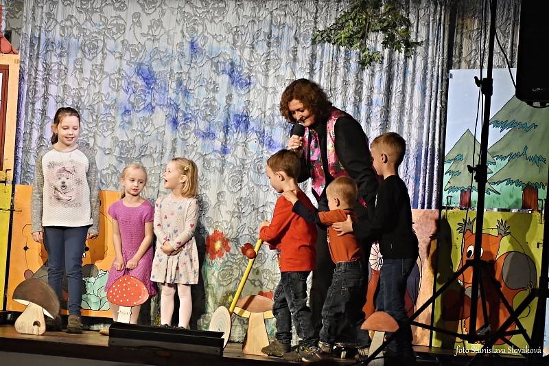 Desítky dětí si v pondělí 7. října užily zábavy v kulturním domě v Příboře. Jeho pódium se na chvíli proměnilo na kouzelný palouček.