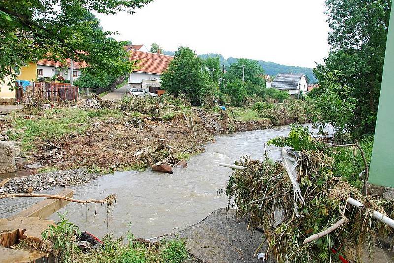 Obyvatelé Žiliny a Životic u Nového Jičína odstraňují rozsáhlé škody, které napáchla povodeň v noci na čtvrtek 25. června.