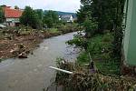 Obyvatelé Žiliny a Životic u Nového Jičína odstraňují rozsáhlé škody, které napáchla povodeň v noci na čtvrtek 25. června.