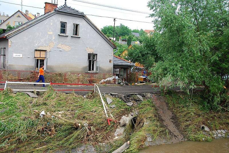 Obyvatelé Žiliny a Životic u Nového Jičína odstraňují rozsáhlé škody, které napáchla povodeň v noci na čtvrtek 25. června.