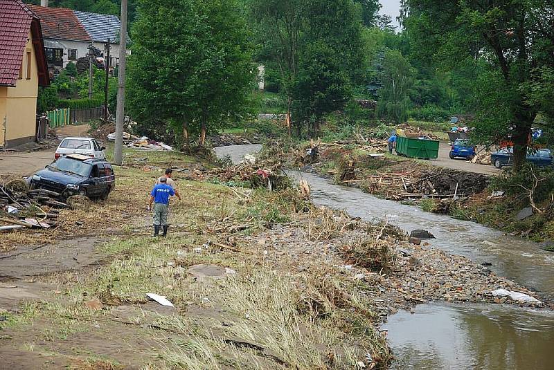 Obyvatelé Žiliny a Životic u Nového Jičína odstraňují rozsáhlé škody, které napáchla povodeň v noci na čtvrtek 25. června.