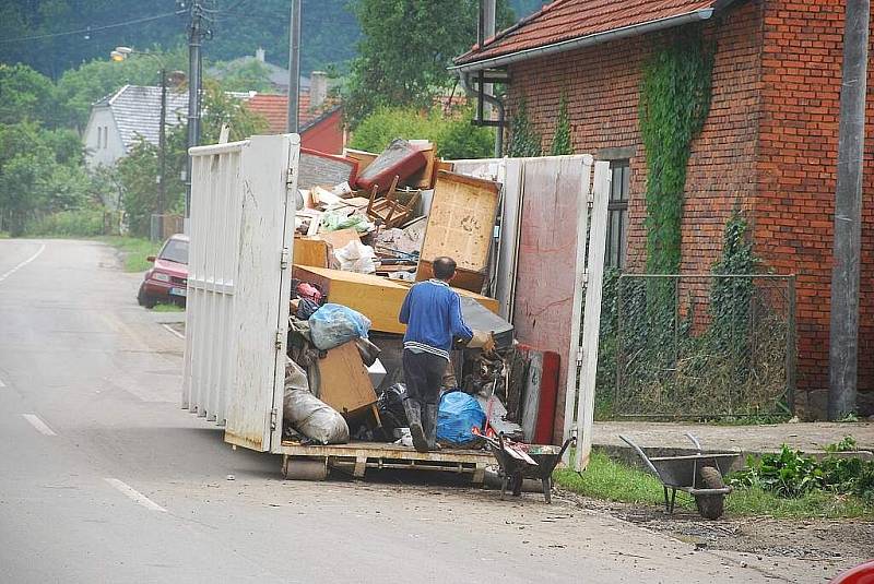 Obyvatelé Žiliny a Životic u Nového Jičína odstraňují rozsáhlé škody, které napáchla povodeň v noci na čtvrtek 25. června.