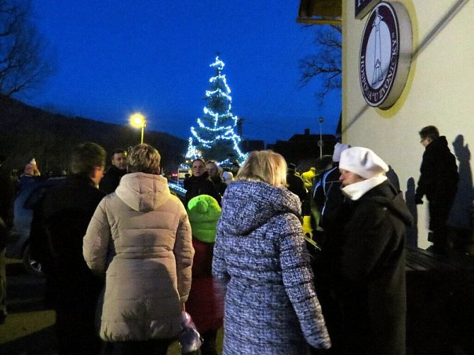 Takto to vypadalo v sobotu v pozdní odpoledne při rozsvícení vánočního stromu v Jakubčovicích nad Odrou.