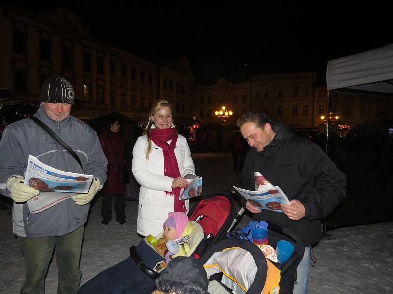 Akce Česko zpívá koledy na Masarykově náměstí v Novém Jičíně.