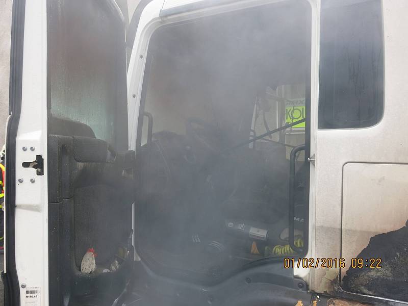 Požár nákladního automobilu MAN, převážejícího 5 tun plechů, v Novém Jičíně.