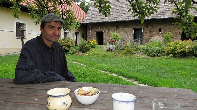 Miloslav Chytil chová ovce, hospodaří a začal provozovat ubytovací zařízení pro turisty.