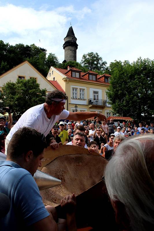 Gigantické Štramberské ucho se peklo o první červnové sobotě odpoledne.  Foto: Deník/Adam Knesl