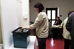 Přesně ve dvě hodiny odpoledne se v pátek 25. října otevřely volební místnosti. Zatímco na městském úřadě v Novém Jičíně zažívali členové volební komise nápor, v budově hygieny byl relativní klid.