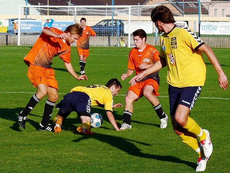 Fotbalisté Fulneku (v oranžovém) prohráli na domácím stadionu s rezervou jihlavské Vysočiny.