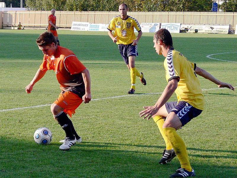 Fotbalisté Fulneku (v oranžovém) prohráli na domácím stadionu s rezervou jihlavské Vysočiny.