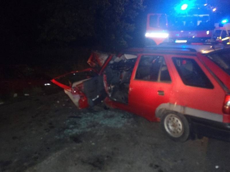 Nedělní nehoda dvou osobních automobilů Škoda Felicia a Škoda Felicia Combi v Hůrce. Hasiči museli vyprostit oba zraněné řidiče obou vozidel. Předali je rychlé záchranné službě.