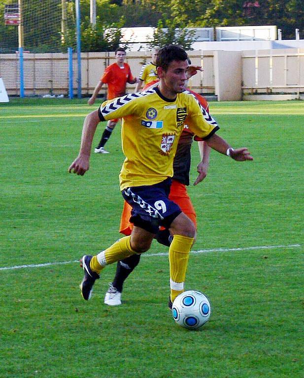 Fotbalisté Fulneku (v oranžovém) prohráli na domácím stadionu s rezervou jihlavské Vysočiny.