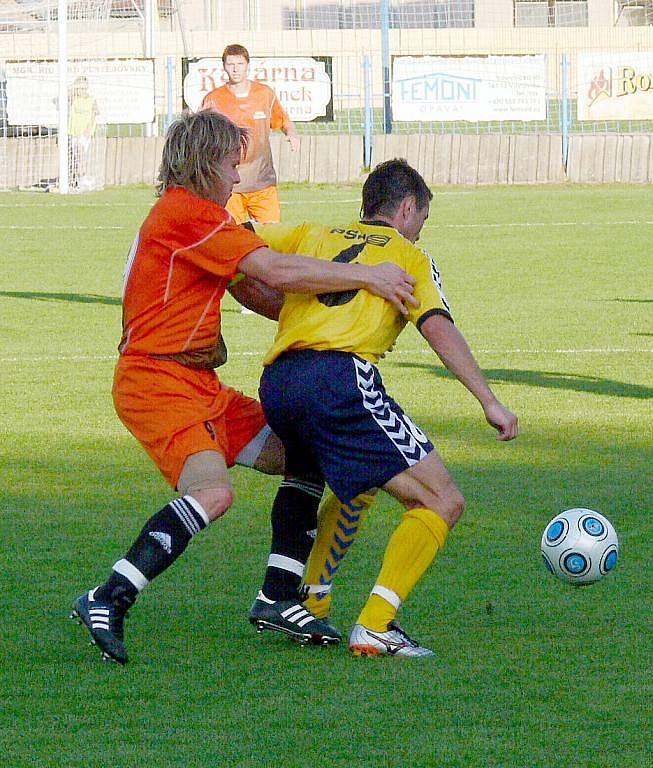 Fotbalisté Fulneku (v oranžovém) prohráli na domácím stadionu s rezervou jihlavské Vysočiny.