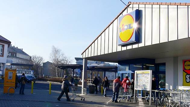 Prodejna Lidl stojí v Novém Jičíně na autobusovém nádraží. Podbně to chce spoelčnost Lidl udělat i v Odrách.