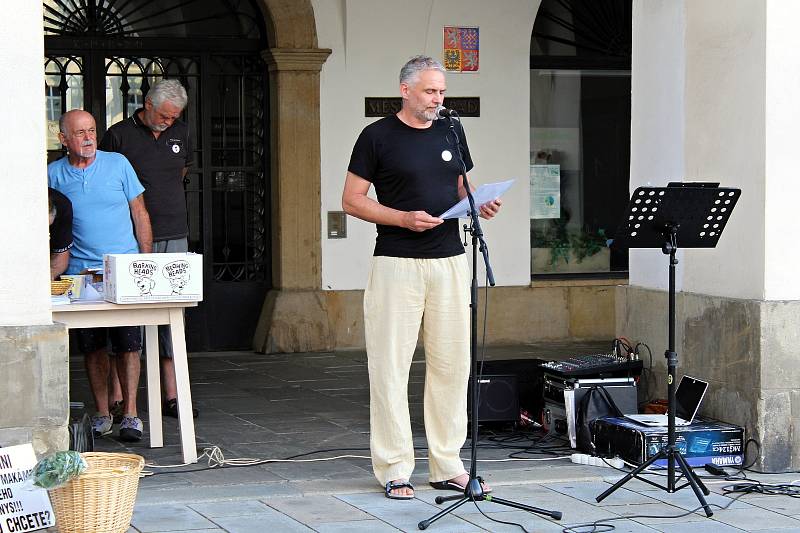 Demonstrace za nezávislou justici a proti vládě 11. června v Novém Jičíně.