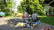 Kolik recyklovatelného odpadu se dá najít ve směsném odpadu měli možnost vidět v úterý 18. června návštěvníci městského parku v Příboře.