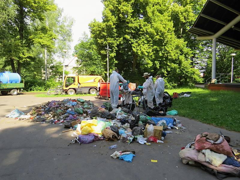 Kolik recyklovatelného odpadu se dá najít ve směsném odpadu měli možnost vidět v úterý 18. června návštěvníci městského parku v Příboře.