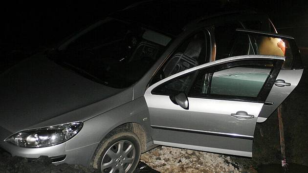 Devatenáctiletý muž auto nejdříve ukradl, pak zběsile ujížděl policistům a nakonec havaroval.