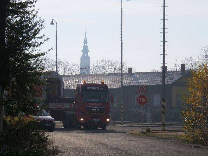 Nevšední podívaná byla k vidění v pátek 6. listopadu dopoledne v Novém Jičíně. Z místního vlakového nádraží se totiž stěhoval jídelní vůz.