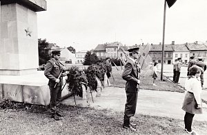 Milicionáři před sousoším Družba a vítězství v Novém Jičíně.