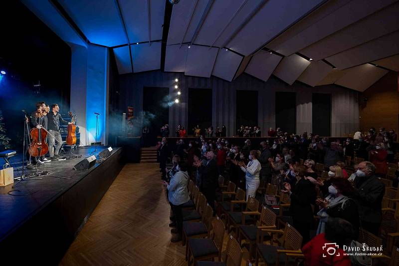 Efektní propojení hudebních stylů klasiky, rocku či moderny nabídl v úterý 11. ledna 2022 závěrečný abonentní koncert v prostorách velkého sálu Domu kultury ve Frenštátě pod Radhoštěm.
