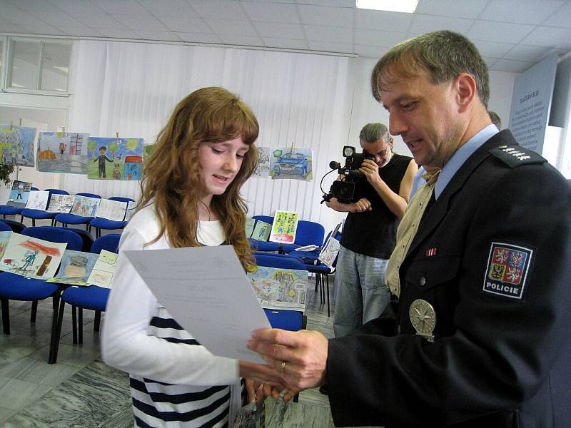 Vítězové jednotlivých kategorií se sešli v pátek 19. června v sále budovy územních odborů Nový Jičín, aby si převzali diplomy a věcné ceny za své kresby.