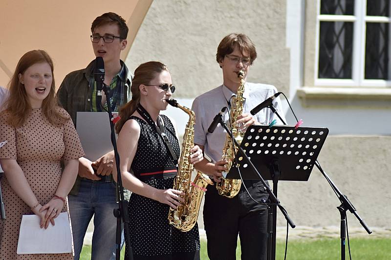 Víkend otevřených zahrad uspořádali v Příboře. V sobotu 8. června i v neděli byl v piaristické zahradě zajímavý program.