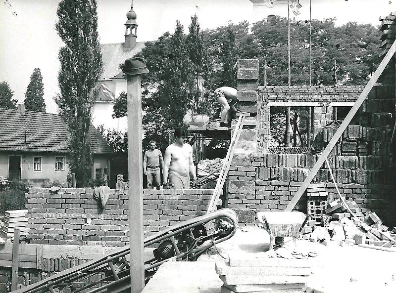Budova základní školy prošla koncem sedmdesátých let generální rekonstrukcí. Snímek je z roku 1978.