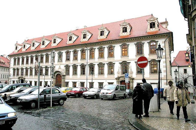 Výstava věnovaná značce Tatra bude v budově Senátu ČR k viděn až do poloviny října. 