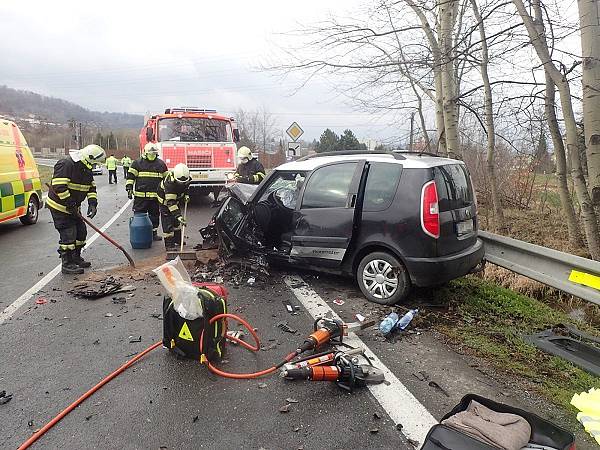 V Odrách se čelně srazily dva automobily, řidiče vyprošťovali hasiči.