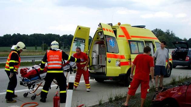 V pátek odpoledne zasahovaly dvě jednotky hasičů u dopravní nehody osobního automobilu Škoda Felicia na 340. kilometru dálnice D1 ve směru na Ostravu.