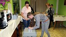 V nejmenší obci na Novojičínsku, v Heřmánkách, odvolila za první den asi třetina voličů.