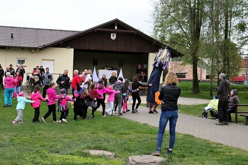 Rej čarodějnic zažili v sobotu 27. dubna v Jeseníku nad Odrou. Nakonec hlavní čarodějnici spálili.