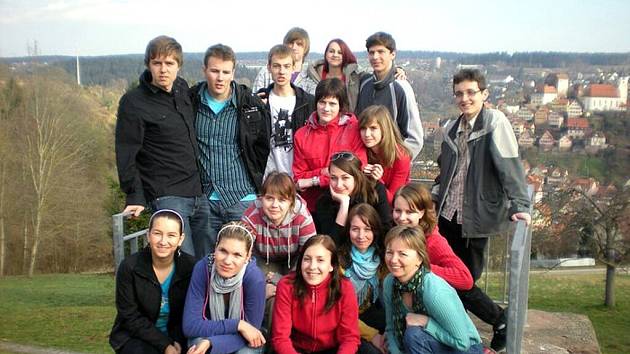 Pět dní strávených ve Švýcarsku a v Německu se stalo studentům pomyslnou odměnou. Ve dnech 3.- 9. dubna 2009 vycestovalo 54 studentů Gymnázia v Novém Jičíně se čtyřmi vyučujícími přes Alpy a prohlídky měst Laussanne, Evian do německého Altensteigu.