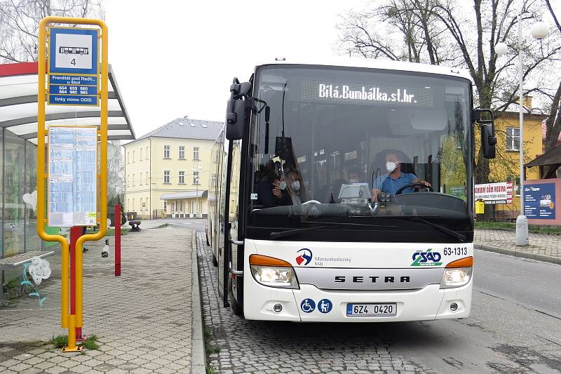 O cyklobus, který jel v sobotu 1. května 2021 dopoledne po trase Nový Jičín - Bílá, byl zájem. Většina cestujících mířila na Bumbálku.