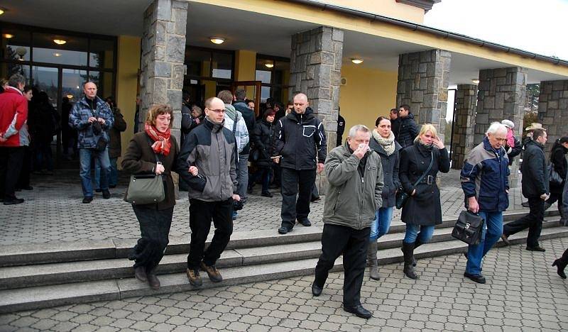 Deset dní po frenštátské tragédii se ve středu 27. února uskutečnil ve městě první pohřeb obětí ničivého výbuchu panelového domu. Manželé Konvičkovi se rozloučili na městském hřbitově se svými dětmi - šestiletým Radimkem a dvouletou Adélkou.