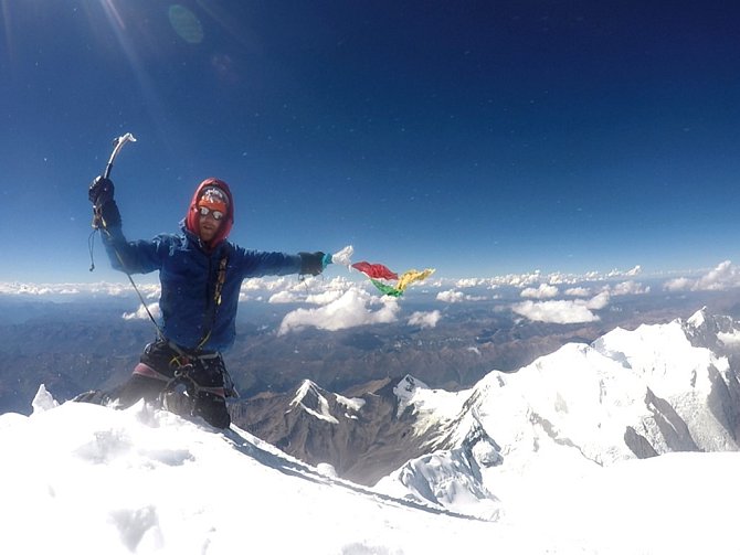 Horolezec Pavel Kořínek stanul na vrchol hory Minya Konka, která je nejvýchodněji ležící sedmitisícovkou a třetím nejvyšším vrcholem mimo horskou soustavu Himalájí.