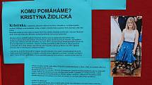 Kristýnka lyžuje na monoski. Premiérový benefiční běh, který pořádala skupina žáků Smajlíci ze Základní školy T. G. Masaryka v Bílovci, jí má pomoci v jejím sportovním snažení.