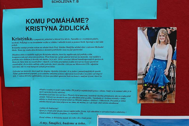 Kristýnka lyžuje na monoski. Premiérový benefiční běh, který pořádala skupina žáků Smajlíci ze Základní školy T. G. Masaryka v Bílovci, jí má pomoci v jejím sportovním snažení.