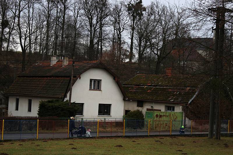 Kujavy byly kdysi čistě německá obec. Po válce zůstaly vylidněné. Dnes tam je možno najít některá pěkná místa.