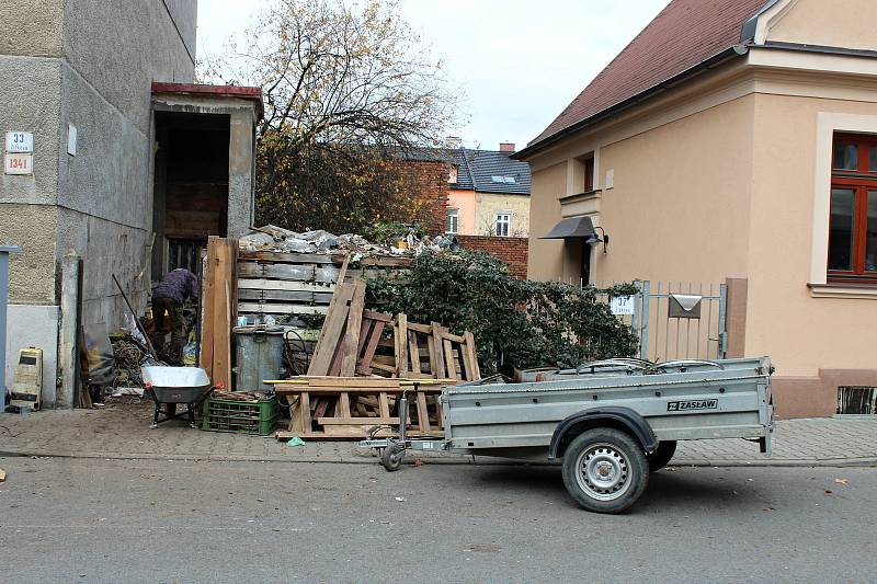 Skládka, kterou vytvářel majitel domu v Žižkově ulici desítky let.